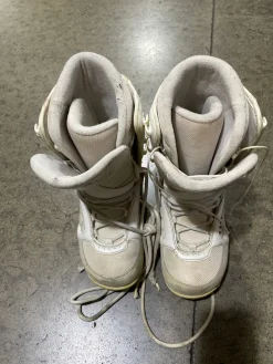 Used 5150 Girls Snowboard Boots White Junior 06