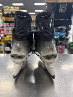 Used Bauer VAPOR HYPERLITE 2 Intermediate Hockey Skate Intermediate 5.5