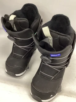 Used Burton SMALLS STEP ON Boys Snowboard Boots Black Junior 06