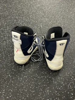 Used DRILL Boys Snowboard Boots White Junior 03