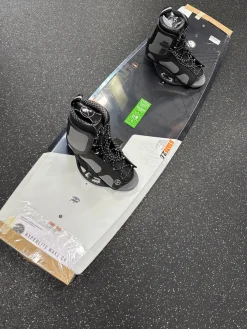 Used Hyperlite STATE 2.0 W/ REMIX 10-14 BINDINGS NIW Wakeboard Black 141 cm