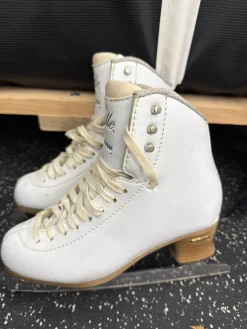 Used Jackson LELLE WomensFigure Skate White Senior 4