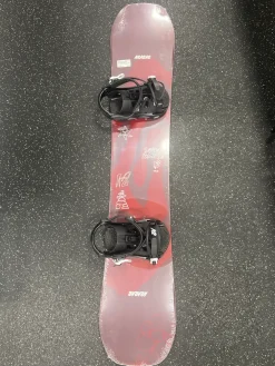 Used K2 METROPOLITAN SNOWBOARD NEW Womens Board/Bindings Maroon 142 cm