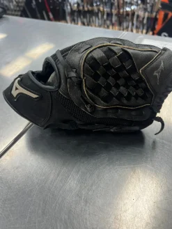 Used Mizuno GPP 1050Y3 RH Throw Fastpitch Gloves Black 10 1/2"