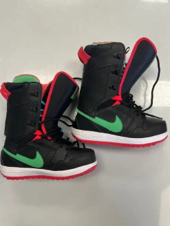 Used Nike VAPEN Girls Snowboard Boots Black Junior 05