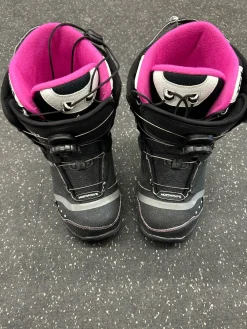 Used Northwave WIRED TF1 BOA Girls Snowboard Boots Black Junior 05.5