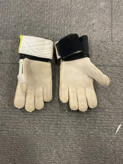 Used Puma PROCAT Soccer Goalie Gloves White 4