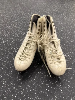 Used Riedell 0909 WomensFigure Skate White Senior 7