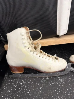 Used Riedell 320 WomensFigure Skate White Senior 6