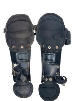 Used UMPIRE LEG GUARDS Umpire Leg Guards