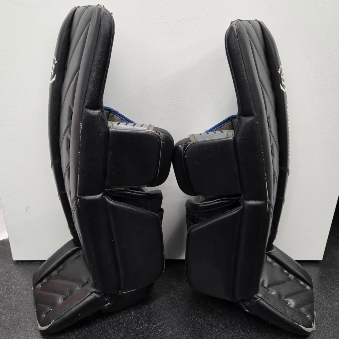 Used Warrior R/G4 +1 JR LEG PADS Goalie Leg Pads Junior Black 28"