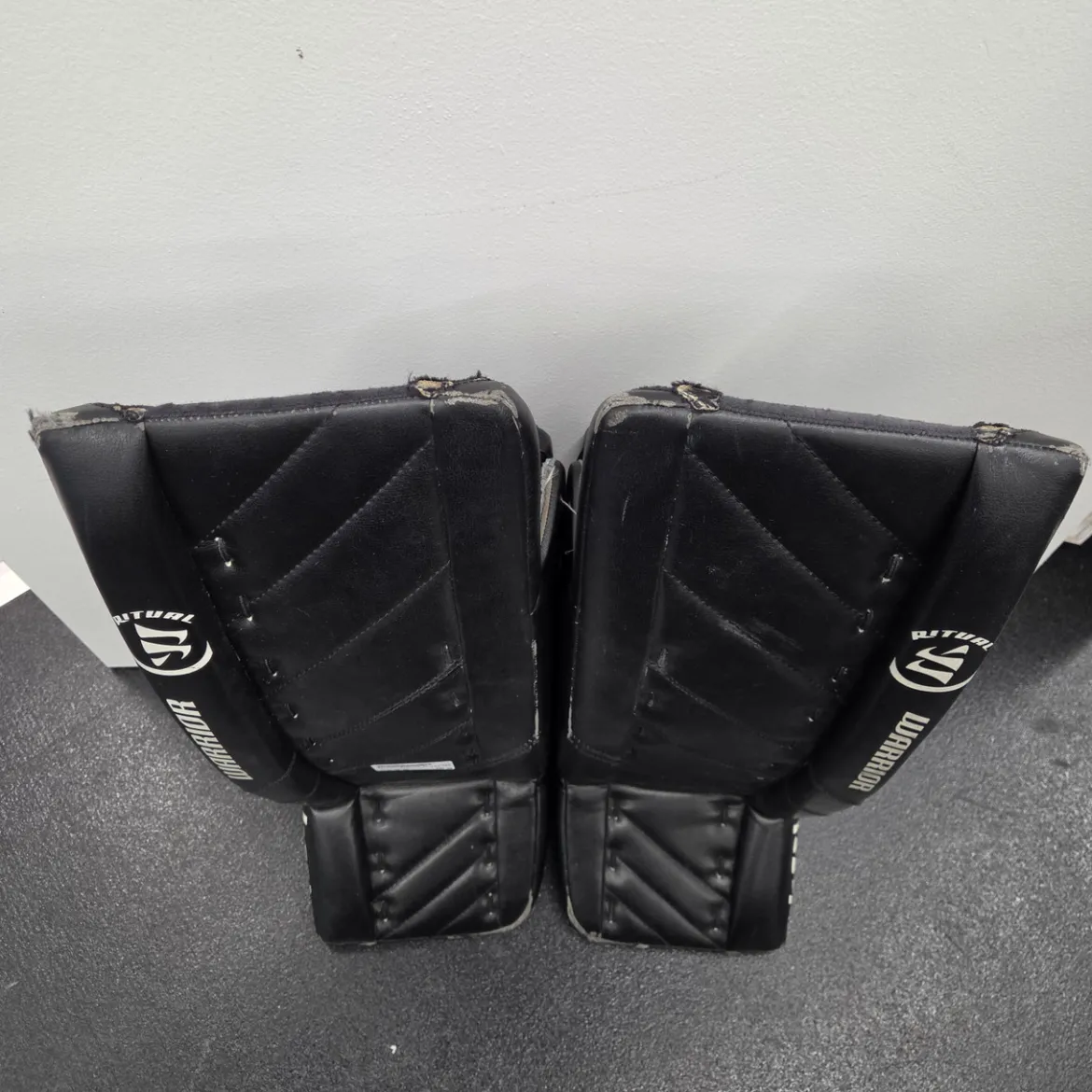 Used Warrior R/G4 +1 JR LEG PADS Goalie Leg Pads Junior Black 28"