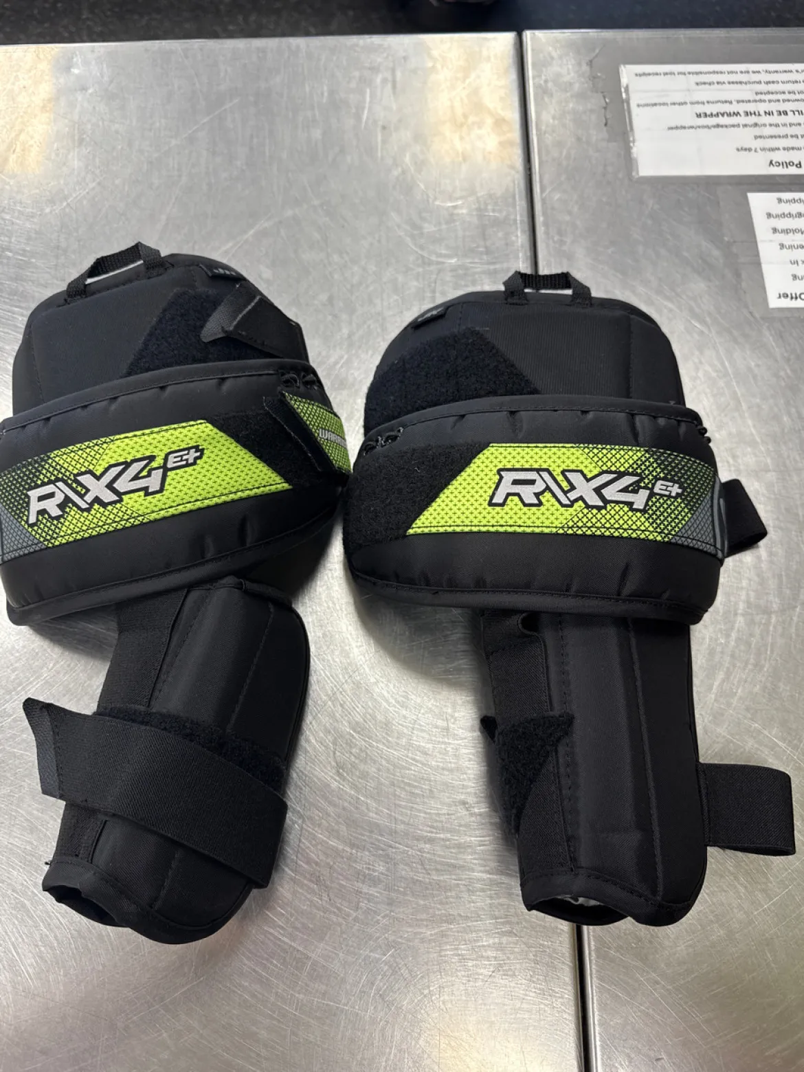 Used Warrior RITUAL X4 E+ KNEE PADS JR Goalie Accessory