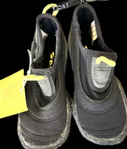 Used Water Shoes Y Black Junior 01