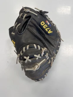 Used Wilson A730 BB/SB Catchers RH Throw Black 32 1/2"