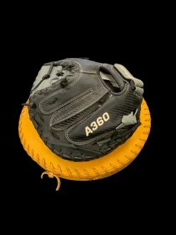 Used Wilson A360 BB/SB Catchers RH Throw Black 31 1/2"