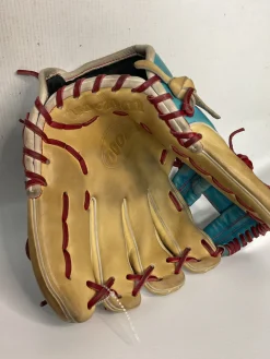 Used Wilson A2000 RH Throw Fastpitch Gloves None 11 1/2"