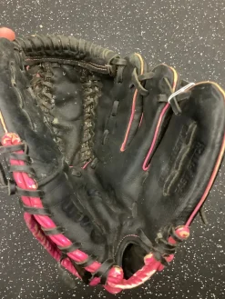 Used Wilson SIREN RH Throw Fastpitch Gloves Black 11"