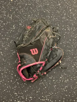 Used Wilson SIREN RH Throw Fastpitch Gloves Black 11"